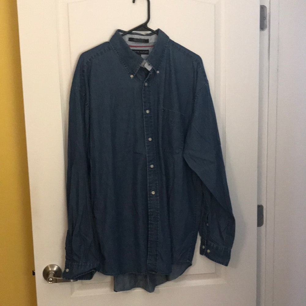 Men’s Tommy Hilfiger shirt.